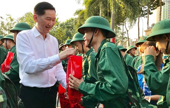 HCMC leaders bids farewell to new soldiers ảnh 6