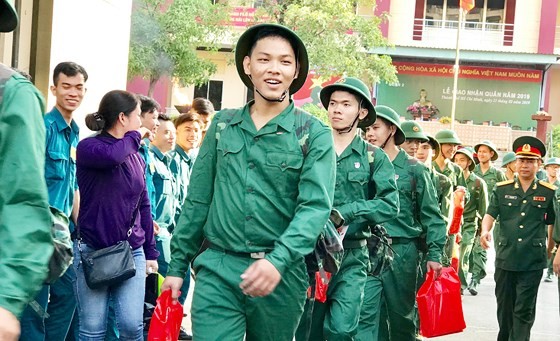 HCMC leaders bids farewell to new soldiers ảnh 7