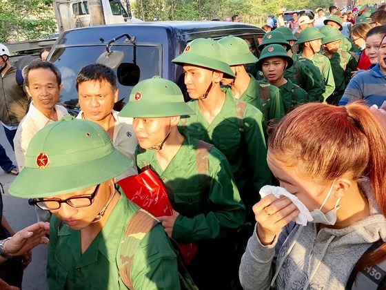 HCMC leaders bids farewell to new soldiers ảnh 8