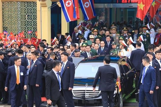 North Korean leader Kim Jong Un arrives in Dong Dang Train Station ảnh 6