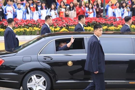 North Korean leader Kim Jong Un arrives in Dong Dang Train Station ảnh 8