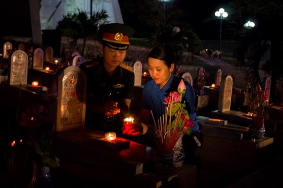 Tens thousands of candles light up sacred land of Vietnamese martyrs ảnh 2