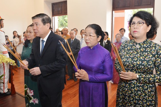 HCMC leaders pay tribute to late Presidents on National Day ảnh 1