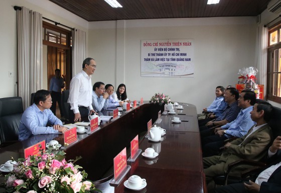 HCMC’s leaders offer Tet gifts to needy people in Quang Nam, Da Nang ảnh 2