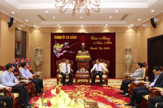 HCMC’s leaders offer Tet gifts to needy people in Quang Nam, Da Nang ảnh 6