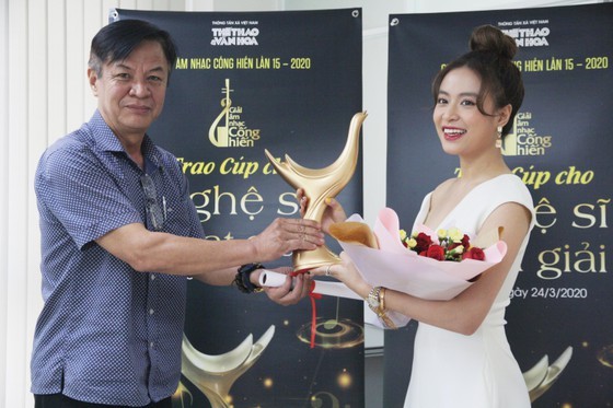 Pop singer Hoang Thuy Linh sets record at 2020 Devotion Music Awards ảnh 1