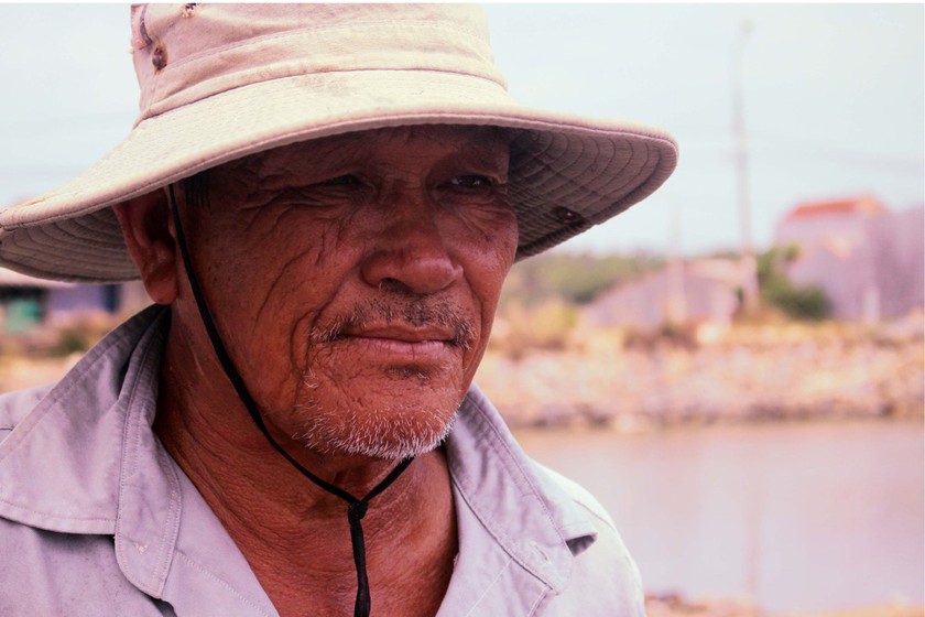 Sa Huynh salt farmers endure falling prices ảnh 6