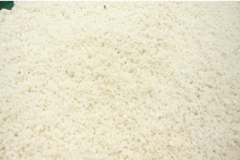 Sa Huynh salt farmers endure falling prices ảnh 9