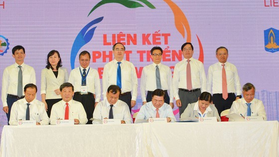 Southeast localities discuss measures to boost linkage in tourism development ảnh 4