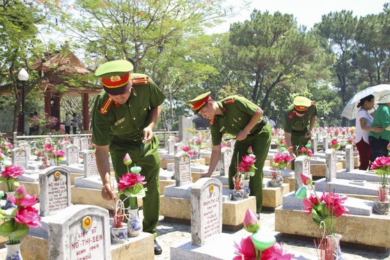 Crowds flock to Quang Tri, the land with fire and sword ảnh 10