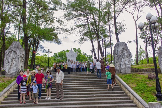 Crowds flock to Quang Tri, the land with fire and sword ảnh 15