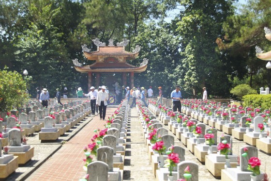 Crowds flock to Quang Tri, the land with fire and sword ảnh 8