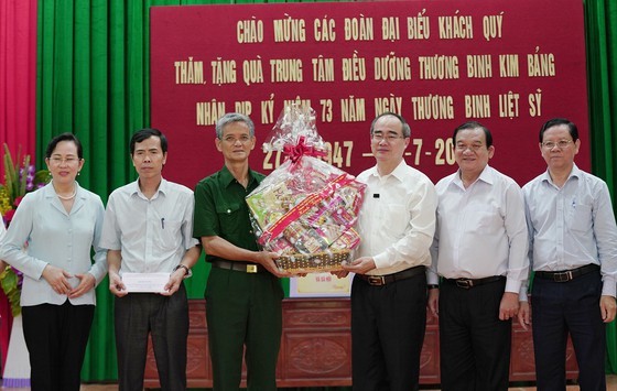 HCMC’s Party, government, and people show gratitude to war invalids ảnh 5