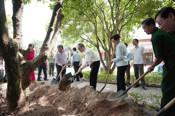 HCMC’s Party, government, and people show gratitude to war invalids ảnh 8