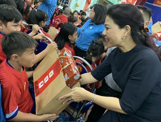 SGGP brings enjoyable, meaningful Mid-Autumn festival to needy children ảnh 2