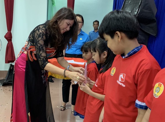 SGGP brings enjoyable, meaningful Mid-Autumn festival to needy children ảnh 1