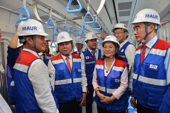 HCMC’s first metro train introduced to public ảnh 1