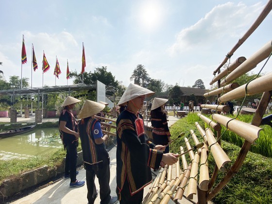 HCMC’s tourist spot reopens for visitors ảnh 1