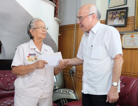 HCMC’s leaders offer Tet gifts to wounded soldiers, needy people ảnh 1
