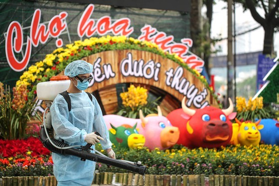 HCMC’s floating flower market opens ảnh 2