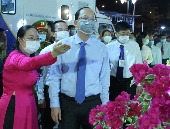 HCMC’s floating flower market opens ảnh 1