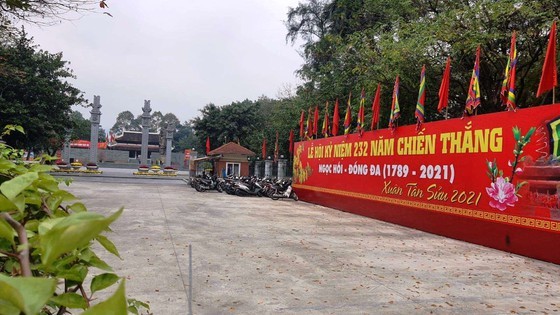 Photos reveal Hanoi as silent city after closure order of sidewalk food stalls ảnh 10