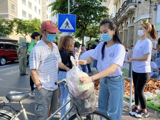 Beauty queens join produce 'rescue' campaign to help farmers in affected area ảnh 6