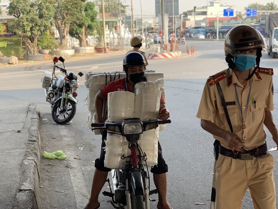 HCMC Police handle, seize hundreds of outdated motor vehicles ảnh 1