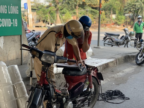 HCMC Police handle, seize hundreds of outdated motor vehicles ảnh 2