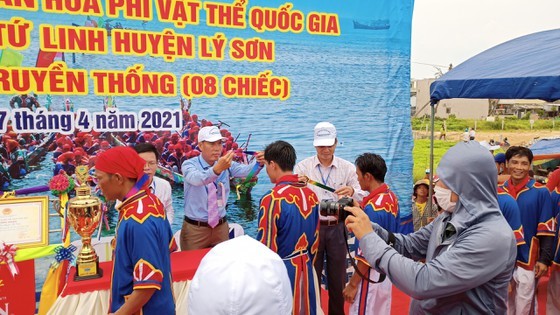Ly Son island’s traditional boat race certified as national intangible cultural ảnh 4