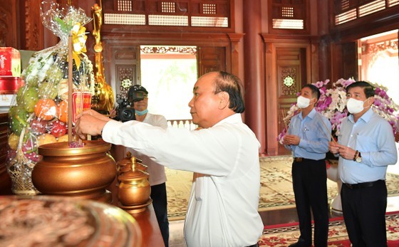 State President holds working session with Cu Chi, Hoc Mon districts in HCMC ảnh 8