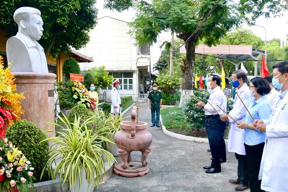City Party Secretary visits historical sites, works with District 5 ảnh 1