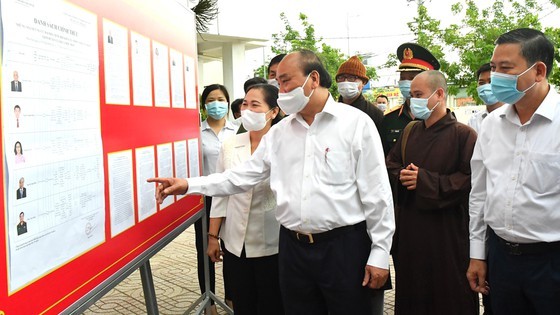 State President Nguyen Xuan Phuc meets voters in Ho Chi Minh City ảnh 2