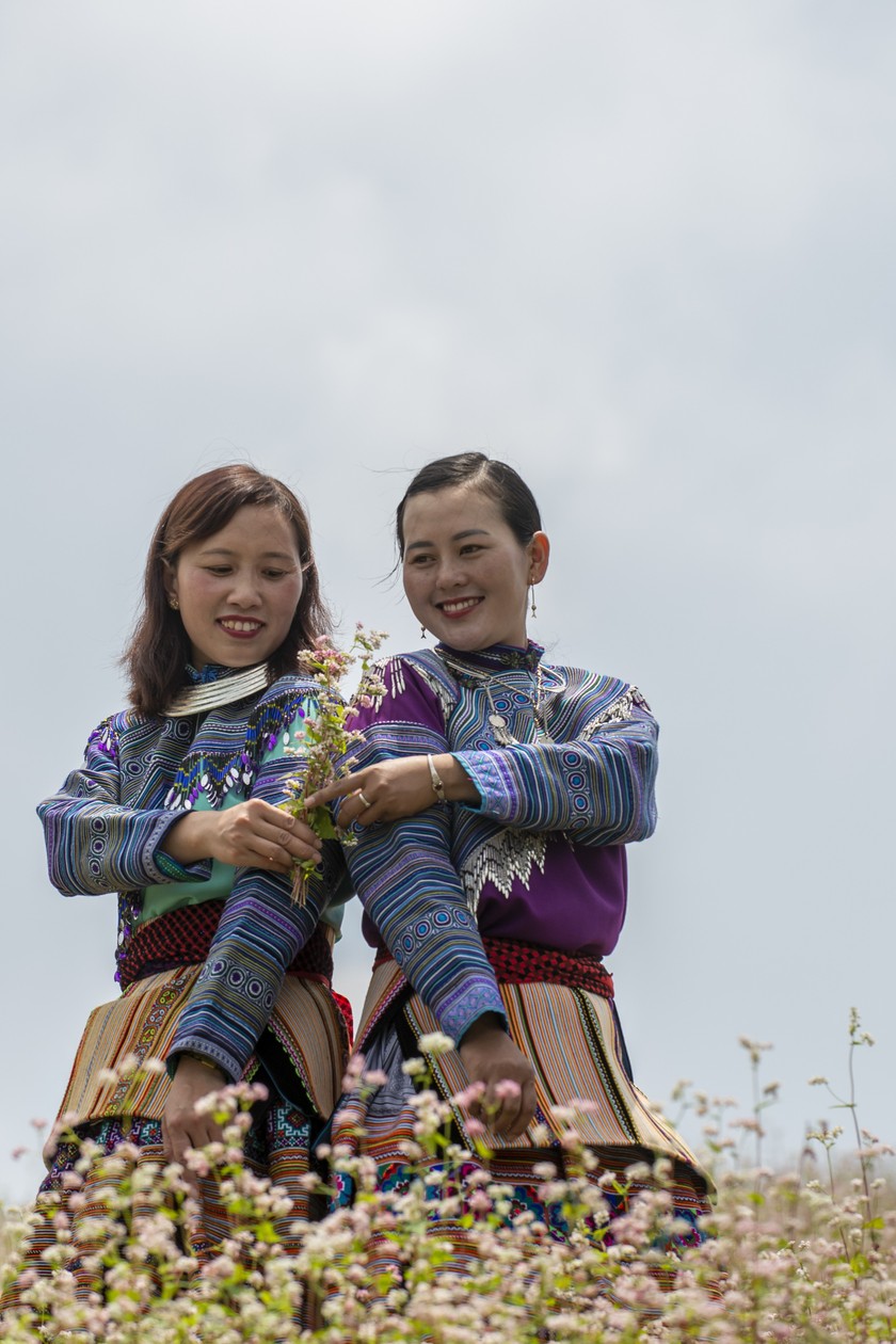 Traditional patterns on Mong Hoa people’s costume recognized as heritage ảnh 2