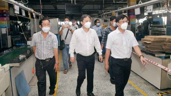 HCMC leaders inspect Covid-19 prevention, control work at PouYuen Company ảnh 1