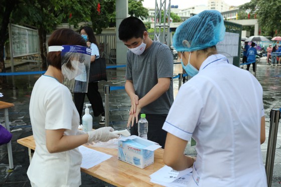 Over 93,000 students enter 10th grade entrance exam in Hanoi ảnh 3
