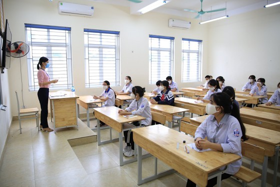 Over 93,000 students enter 10th grade entrance exam in Hanoi ảnh 4