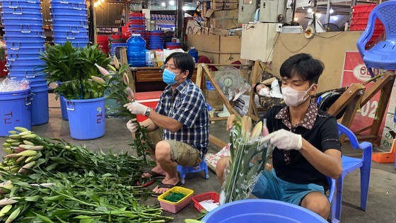 HCMC leader conducts unexpected inspections of Covid-19 prevention works ảnh 8