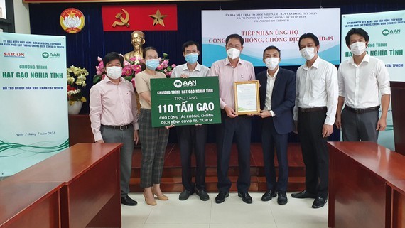 Acts of kindness spread across city amid Covid-19 outbreak ảnh 2