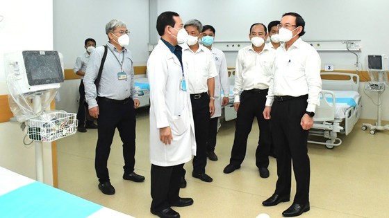 HCMC leaders visit newly opened Covid-19 Intensive Care Hospital ảnh 3