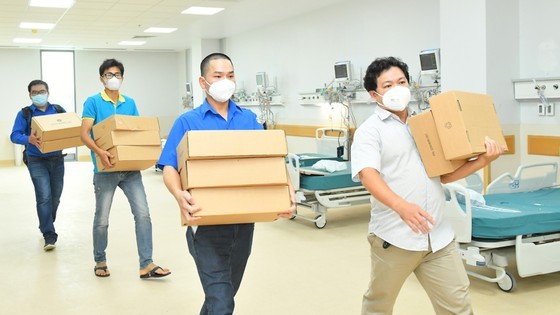 HCMC leaders visit newly opened Covid-19 Intensive Care Hospital ảnh 6