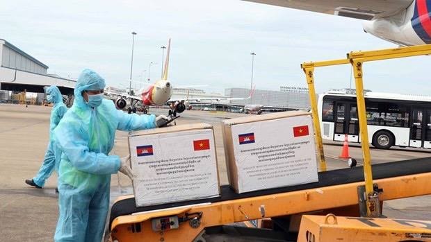 Cambodia grants face masks, oxygen to support HCMC’s Covid-19 fight ảnh 2