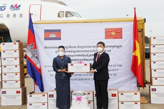 Cambodia grants face masks, oxygen to support HCMC’s Covid-19 fight ảnh 1