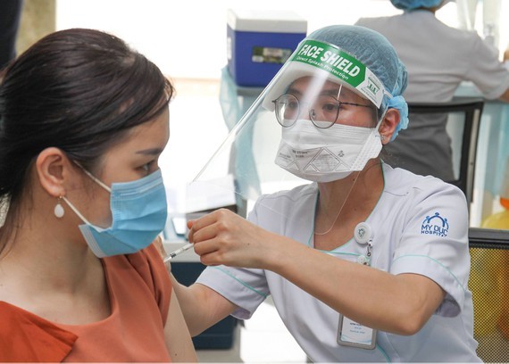 Overseas Vietnamese wait for mechanism to buy Covid-19 vaccine ảnh 1