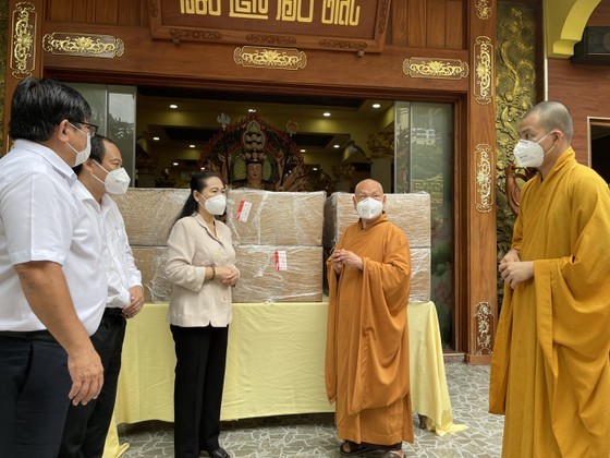 VBS presents six ventilators to support HCMC against Covid-19 ảnh 2