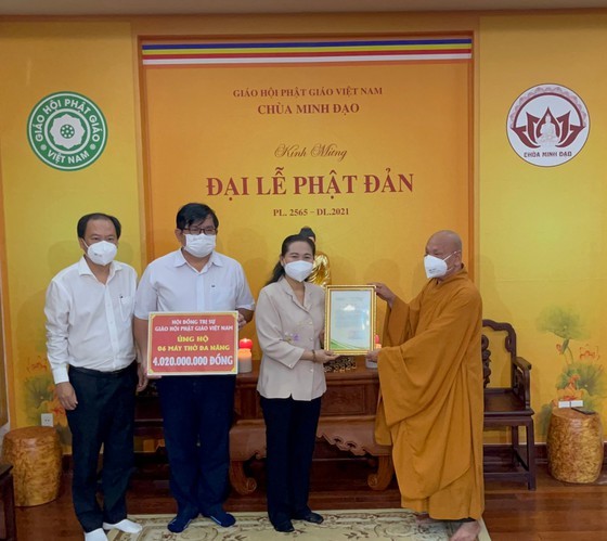 VBS presents six ventilators to support HCMC against Covid-19 ảnh 1