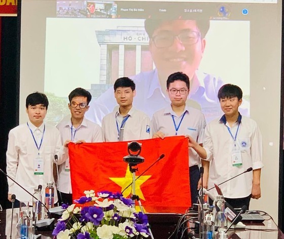 Ministry honors students with best academic performance at int'l Olympiads ảnh 3