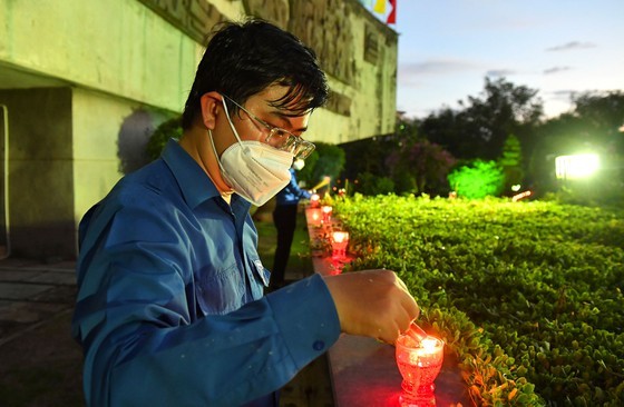 HCMC leaders extend gratitude to war martyrs ảnh 5