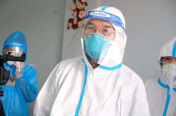 HCMC Party Chief visits confirmed Covid-19 cases in field hospital ảnh 1
