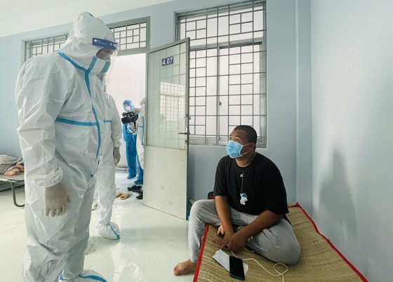 HCMC Party Chief visits confirmed Covid-19 cases in field hospital ảnh 2